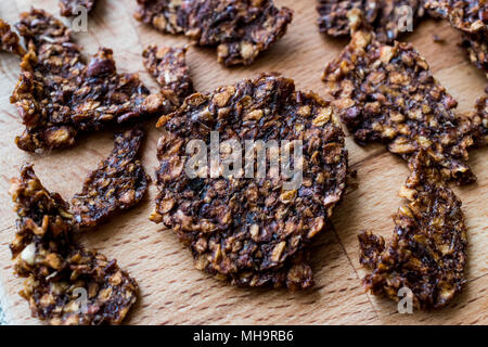 Apfel und Zimt Chips auf Holz- Oberfläche. Organic Food Konzept. Stockfoto