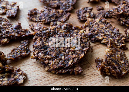 Apfel und Zimt Chips auf Holz- Oberfläche. Organic Food Konzept. Stockfoto