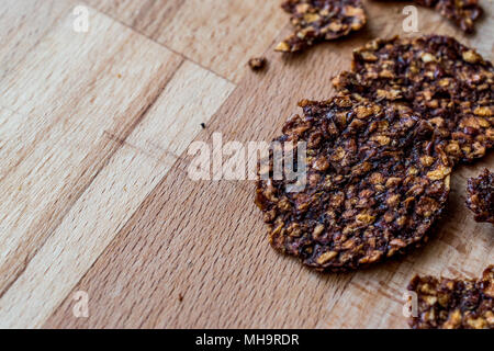 Apfel und Zimt Chips auf Holz- Oberfläche. Organic Food Konzept. Stockfoto