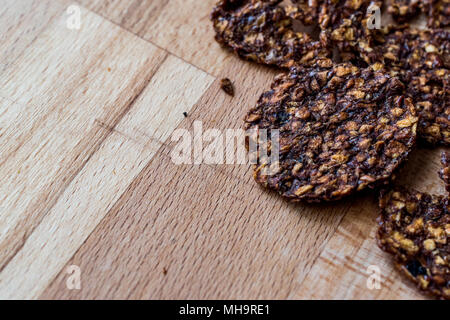 Apfel und Zimt Chips auf Holz- Oberfläche. Organic Food Konzept. Stockfoto