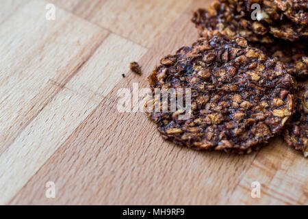 Apfel und Zimt Chips auf Holz- Oberfläche. Organic Food Konzept. Stockfoto