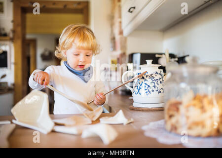 Kleinkind Junge in gefährliche Situation zu Hause. Kind Sicherheitskonzept. Stockfoto