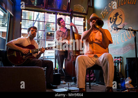 New Orleans, Louisiana - Juni 20, 2014: Jazz Band spielte am Spotted Cat Music Club in der Stadt von New Orleans, Louisiana, USA Stockfoto