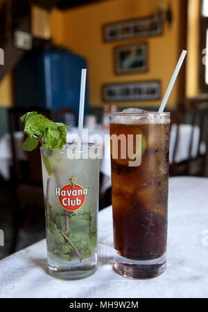 Einen Mojito, Links, und Cuba Libre Cocktail an der berühmten paladar La Guarida in Havanna, Kuba. Stockfoto