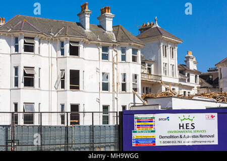 Abriss des Wessex Hotels in Bournemouth, Dorset, UK, im April - arca H.E.S. Environmental Services Abriss & Asbestbeseitigung Schild Stockfoto