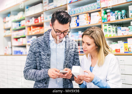 Weibliche Apotheker mit einer männlichen Kunden. Stockfoto