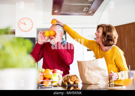 Senior paar Auspacken essen in der Küche, Spaß haben. Stockfoto