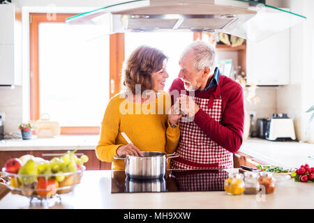 Gerne älteres Paar Kochen in der Küche. Stockfoto
