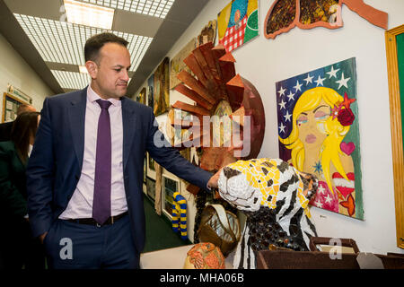 Irischen Taoiseach, Leo Varadkar TD, berührt ein Kunstprojekt bei einem Besuch in Newbridge integrierte College, in Loughbrickland, Co unten, wie er reist durch Nordirland Treffen mit bürgerlichen und Vertretern der Wirtschaft. Stockfoto