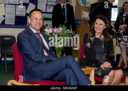 Irischen Taoiseach, Leo Varadkar TD, mit Anne Anderson von Newbridge integrierte College, in Loughbrickland, Co Down, als Teil einer Reihe von Besuchen in Nordirland mit bürgerlichen und Vertretern der Wirtschaft zu erfüllen. Stockfoto