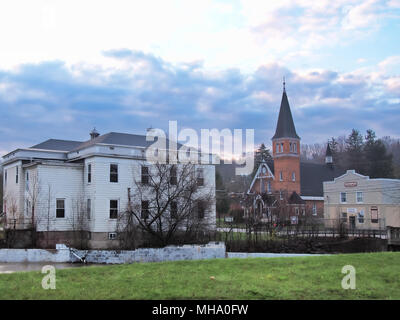 Camillus, New York, USA. April 28, 2018. Kleine Stadt von Camillus, NY, in New York, am frühen Morgen nach einem Regenschauer Stockfoto