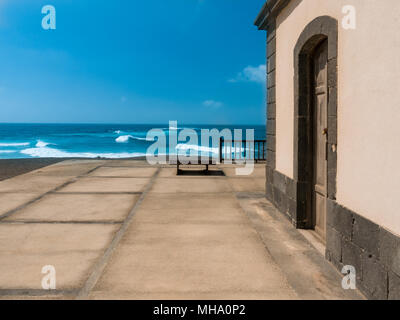Terrasse mit Blick auf das Meer Stockfoto