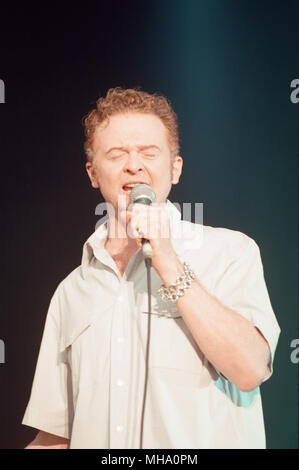 Simply Red, Britische Soul und Pop Band in Concert, Cardiff Castle, Cardiff, Wales, Samstag, 24. Juli 1999. Unser Bild zeigt ... Sänger und Songwriter Mick Hucknall. Stockfoto