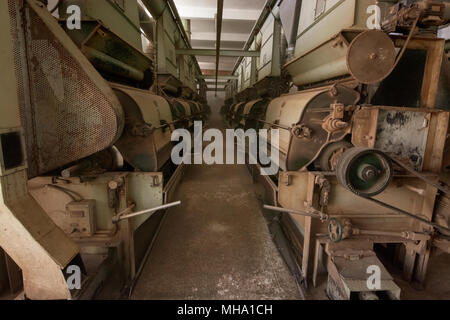 Alten, verlassenen Fabrik, rostigen Maschinen- Hintergrund. Stockfoto