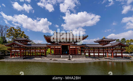 Panoramablick auf die wunderschöne Byodo-in Tempel in Uji, Kyoto, Japan, an einem schönen sonnigen Tag mit einigen Wolken Stockfoto