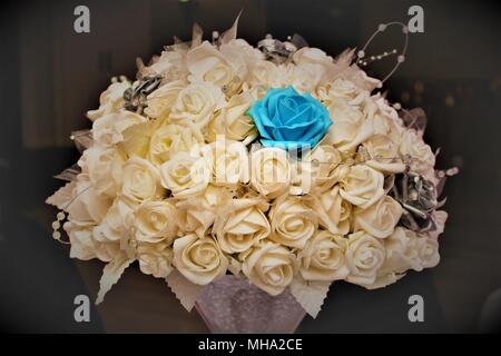 Eine Nahaufnahme von einem Blumenstrauß aus den weißen Rosen dekorieren eine Tabelle an einer Hochzeit. Stockfoto