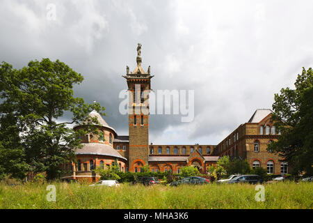 Blick auf die historische Entwicklung der Wiese mit dramatischen Himmel. St Josephs College, Mill Hill, Barnett, Vereinigtes Königreich. Architekt: unbekannt, 1871. Stockfoto