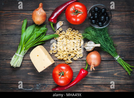 Zutaten für Pasta: Spaghetti, Gemüse auf einem alten Tisch. top View Stockfoto