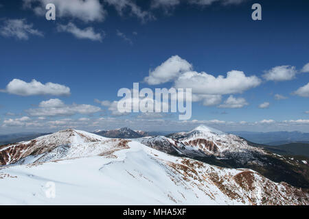 Geheimnisvolle Winterlandschaft majestätische Berge im Winter. Winter in den Bergen. In Vorfreude auf den Urlaub. Dramatische winterliche Szene. Karpaten Stockfoto