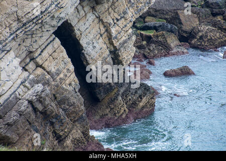 Felsformation in der Nähe von Worbarrow Pondfield Cove Bay <Dorset, UK anzeigen Juras zu frühen kreidigen Felsformationen Stockfoto