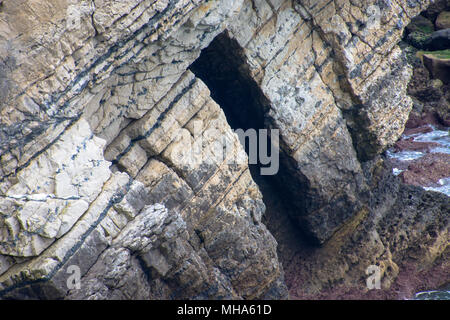 Felsformation in der Nähe von Worbarrow Pondfield Cove Bay <Dorset, UK anzeigen Juras zu frühen kreidigen Felsformationen Stockfoto