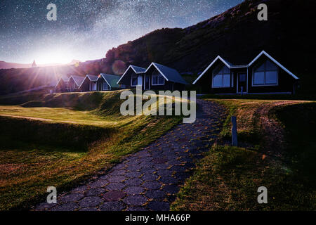 Eine kleine hölzerne Kirche und Friedhof Hofskirkja Hof, Skaftafell Island. Einen malerischen Sonnenuntergang durch Baumkronen Stockfoto