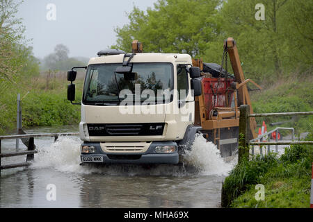 Fahrzeuge fahren Sie durch eine überflutete Ford in Billericay Essex Stockfoto