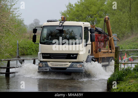 Fahrzeuge fahren Sie durch eine überflutete Ford in Billericay Essex Stockfoto