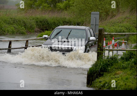 Fahrzeuge fahren Sie durch eine überflutete Ford in Billericay Essex Stockfoto