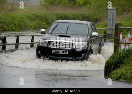 Fahrzeuge fahren Sie durch eine überflutete Ford in Billericay Essex Stockfoto