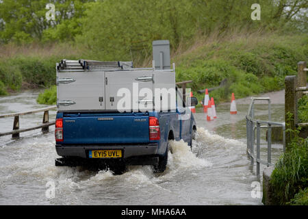 Fahrzeuge fahren Sie durch eine überflutete Ford in Billericay Essex Stockfoto