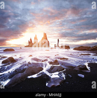 Island, Jokulsarlon Lagune, Schöne kalte Landschaft Bild der isländischen Gletscher Lagune, der Fels Troll Zehen. Reynisdrangar Klippen. Stockfoto