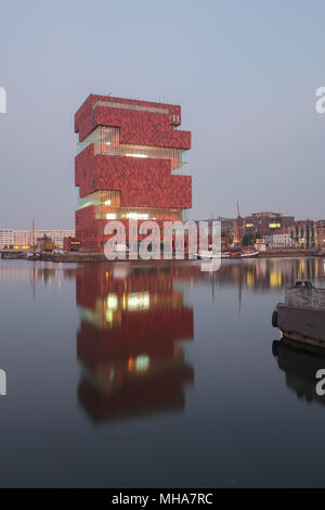 MAS Museum und Reflexion im Gebiet um Antwerpen als "eilandje" bekannt. Stockfoto