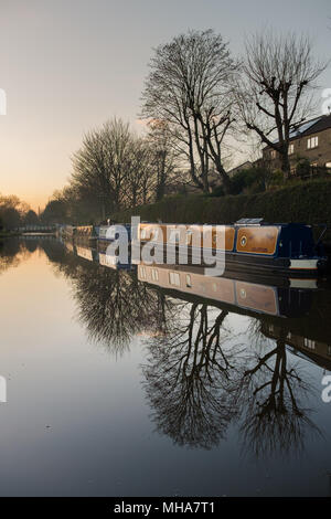 Schmale Boote und Reflexionen in der malerischen Stadt Skipton, England. Stockfoto