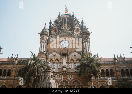 Gotische Universität Gebäude mit Clock Tower in Mumbai, Indien Stockfoto