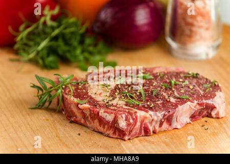 Reife, erfahrene Beef Rib Eye Steak oder entrecote auf Holz schneiden vorbereitet für das Kochen Stockfoto