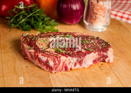 Reife, erfahrene Beef Rib Eye Steak oder entrecote auf Holz schneiden vorbereitet für das Kochen Stockfoto