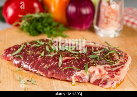 Reife, erfahrene Rind Rumpsteak oder Roastbeef Steak auf Holz schneiden vorbereitet für das Kochen Stockfoto