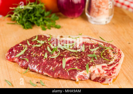 Reife, erfahrene Rind Rumpsteak oder Roastbeef Steak auf Holz schneiden vorbereitet für das Kochen Stockfoto