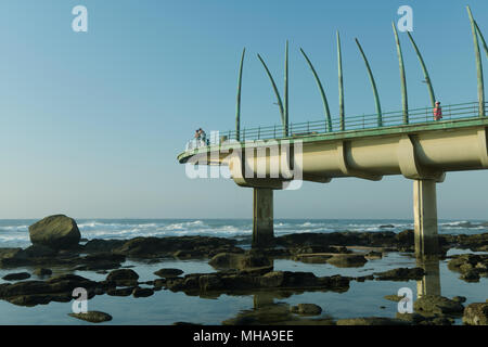 Durban, KwaZulu-Natal, Südafrika, junges Paar in Sportbekleidung in Umhlanga Rocks Pier im Sea Life in tide pool am Strand suchen, Landschaft Stockfoto