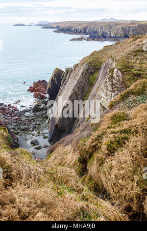 Moody Küstenlinie von Pembrokshire, Wales, von der Küste weg gesehen. Stockfoto