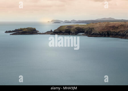 Moody Licht auf das Meer und die Küste von Pembrokshire, Wales, von der Küste weg gesehen. Stockfoto