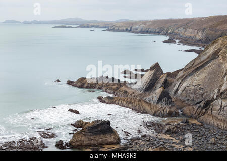 Moody Küstenlinie von Pembrokshire, Wales, von der Küste weg gesehen. Stockfoto