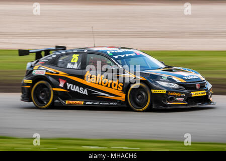 Donington Park, Derbyshire, UK. 29. April 2018. Dunlop MSA British Touring Car Championship. Matt Neil, Halfords Yuasa Racing Stockfoto