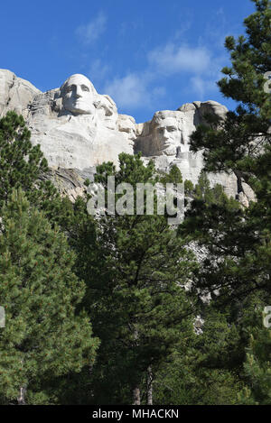 Das Mount Rushmore National Memorial ist eine massive Skulptur in Mount Rushmore in den Black Hills von South Dakota geschnitzt. 1941 Abgeschlossen unter Stockfoto