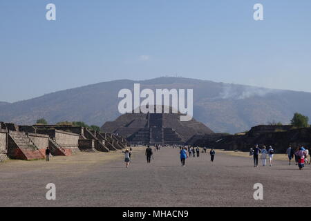 Avenue des Toten und der Mondpyramide in Teotihuacan, Mexiko Stockfoto