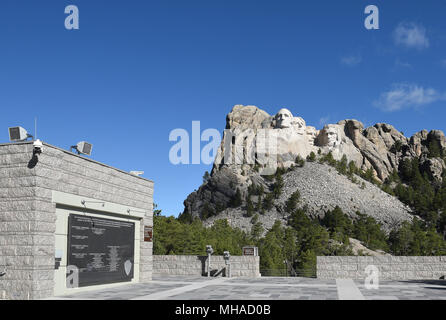 Grand View Terrasse am Mount Rushmore National Memorial, eine massive Skulptur in Mount Rushmore in den Black Hills von South Dakota geschnitzt. Stockfoto