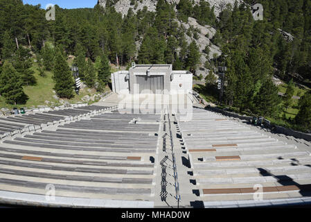 Amphitheater am Mount Rushmore National Memorial ist eine massive Skulptur in Mount Rushmore in den Black Hills von South Dakota geschnitzt. Komplette Stockfoto