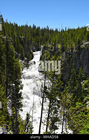 Kepler Cascades ist ein Wasserfall an der Firehole River im Südwesten der Yellowstone National Park. Die Kaskaden fallen etwa 150 Fuß über mehrere Stockfoto