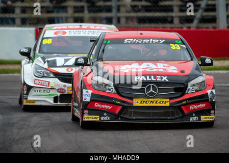 Donington Park, Derbyshire, UK. 29. April 2018. Adam Morgan hält weg von Josh Cook Sieg in R6 Dunlop MSA British Touring Car Championship zu nehmen. Stockfoto